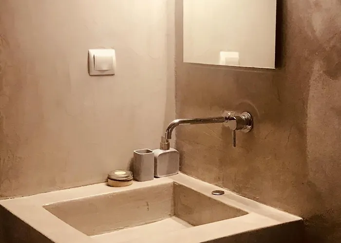 A Designed Loft A Minute Walk To The דירה